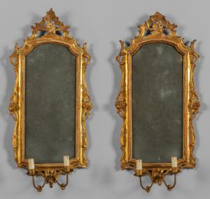 Coppia di grandi apliques in legno intagliato e dorato con braccetti, Veneto secolo XVIII