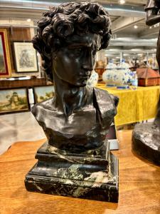 Scultura in bronzo del David
