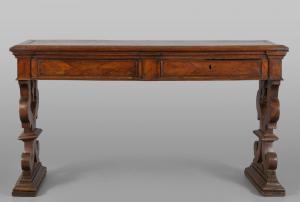 Raro console de biblioteca central em nogueira maciça com duas gavetas, Lombardia, século XVII.