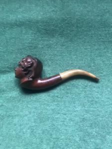 Pipa in radica e corno raffigurante volto femminile.