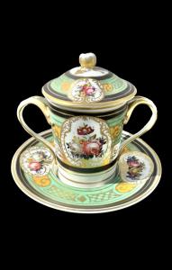 Tazza da puerpera in porcellana con decori floreali e oro.Sevres. Francia.
