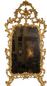 Specchiera in legno dorato e finemente intagliato a motivi vegetali e volute, Piemonte metà secolo XVIII