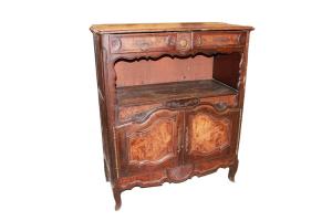 Credenza provenzale del 1700 in legno di noce e radica di noce con 2 ante e vano a giorno impreziosita di intagli