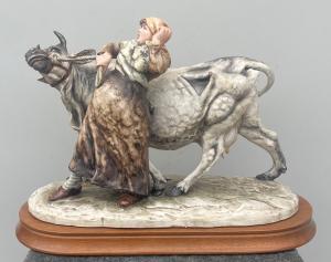 Figura di contadina con mucca in ceramica.Manifattura Cacciapuoti. Milano.