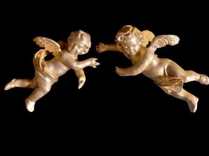 Pair of full-figure angels-cherubs in carved wood and gold leaf. Liguria.