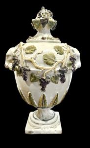 Vaso in maiolica con coperchio decorato con frutta in rilievo.Dallari,Sassuolo.
