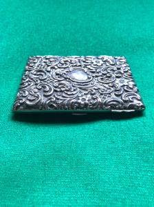 Visitkartenhalter aus geprägtem Silber mit Pflanzen- und Rocaille-Motiven und Datumsinschrift: Maud 1912. England.