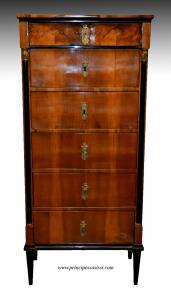 Wien, 1800 - 1815, Klassizismus - Wiener Direktorium. Seltener und eleganter Wäscheschrank.