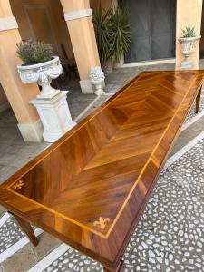 Mesa retangular de nogueira com pés de agulha, medidas 3,50 m por 1,20 m.