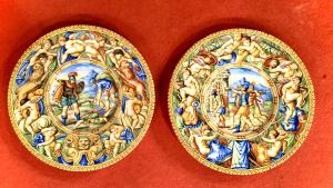 Par de pratos de majólica com decoração historiografada e descrição da cena no verso. Manufatura Molaroni, Pesaro.