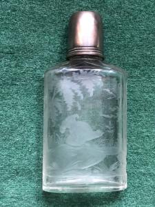Pequena garrafa de licor de 'viagem' em cristal transparente lapidado com cena de um tetraz-lira. Boêmia.