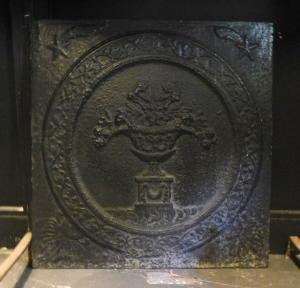 p11 - piastra in ghisa con vaso di fiori, misura cm l 64 x h 67