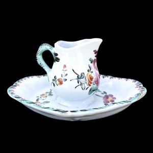 Salsiera in maiolica con presa posteriore a ramo intrecciato con decoro alla rosa e motivi vegetali al terzo fuoco.Manifattura Verdinelli,Monte Milene (Pollenza).