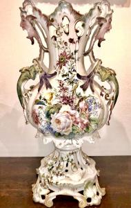 Grande vaso traforato in terraglia con manici a grottesche e decoro floreale. manifattura Gian Battista Viero,Nove di Bassano.