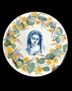 Piatto in maiolica con volto  di Madonna e decori floreali. Toscana?