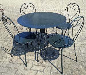 Round iron table