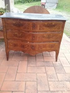 Comò genoa epoca 1700 in prima patina    fronte e fianchi mossi olivo palissandro bosso boise de rose fianco a cuore  formelle sul fronte lisca di pesce marmo bardiglio l127xp63 misure massime h96 garanzia termini di legge 