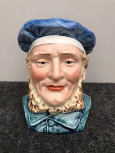 Earthenware snuff box depicting a male head with a beret. France.