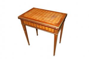 Mesa de jogo francesa estilo Luís XVI com incrustações em marchetaria