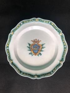 Majolica plate with noble coat of arms. Cerreto Sannita.