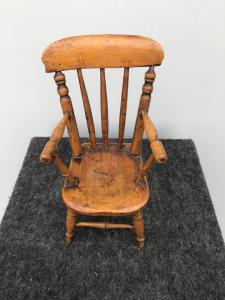 Modellino di sedia in legno di ciliegio.