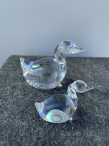 Paar Enten aus klarem Kristall. Mit Diamantspitze signiert.
