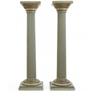 Coppia di Colonne Italiane Verde Chiaro e Oro con Capitello Dorico XX Secolo