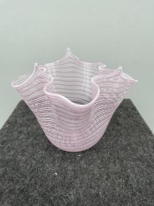 Vaso fazzoletto in vetro a filigrana lattimo e rosa.Murano.A.Ve.M