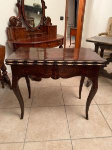 Mesa de jogo em nogueira incrustada com pernas curvas, medindo 42 × 84 × 74 de altura