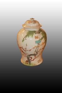 Vaso potiche chinês em porcelana branca com paisagem e aforismos