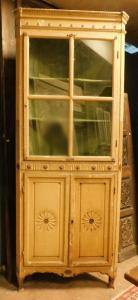 ARM236 - Lackierte Eckvitrine, Maße cm B 100 x T 68 x H 247