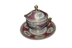 Soup tureen with Chinese porcelain plate from the early 1900s