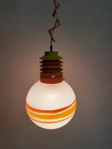 FUNKTIONSFÄHIGER LAMPADARIO AUS METALL UND FARBIGEM GLAS AUS DEN 70ER JAHREN