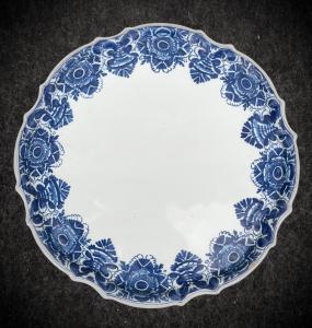 Alzata-tagliere in maiolica con decoro in monocromia turchina alla ‘rouen’ detto ‘occhio di bue’.Manifattura di Pasquale Antonibon.Nove di Bassano.
