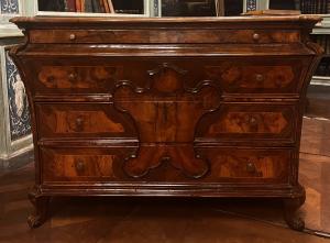 ARM260 - Elegante comò lombardo in noce e radica di noce, epoca '600, misure cm L 122 x H 86 x P 63