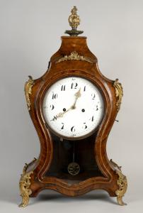 Orologio da appoggio Luigi XV, cassa di forma mossa lastronata in palissandro e legno di rosa, Genova meta secolo XVIII