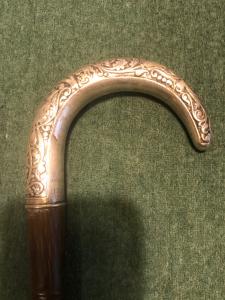 Bastone con impugnatura in argento con decori vegetali stilizzati.Canna in bambu’.Francia.