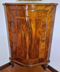 55. Eckvitrine mit einer Tür