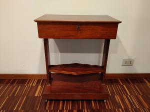 French Empire style mahogany dressing table from the 1800s