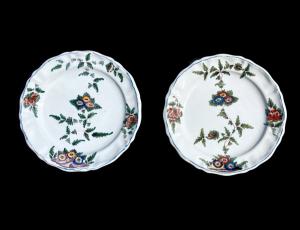 Due piatti in maiolica con decoro floreale a ‘blanser’ o ‘tacchiolo’.Manifattura Antonibon,Nove di Bassano.