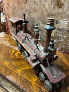 Holz-Lokomotive mit Metallrädern