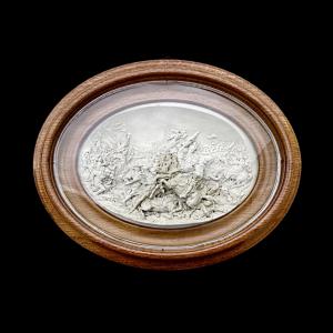 Oval bas-relief within a wooden frame in meerschaum (magnesite) depicting a battle scene. Signature: Justin