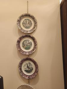 Serie di piatti antichi