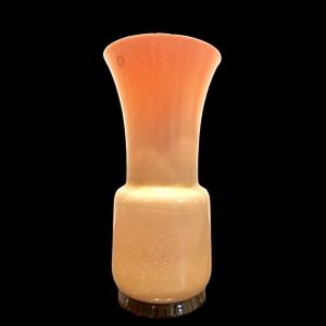 Vaso in vetro incamiciato lattimo-rosa con foglia oro.Tomaso Buzzi ,serie ‘aurati’,Manifattura Venini Murano.