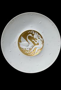 Plato de porcelana bizcocho con redondo representando a Leda y el Cisne. Rosenthal.