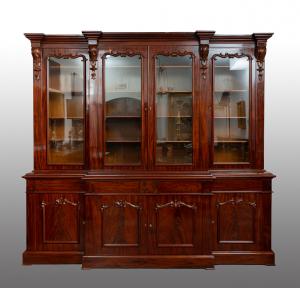 Antike viktorianische Bibliothek mit vier Türen aus gefiedertem Mahagoni. England, 19. Jahrhundert.