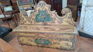 Cassapanca con schienale dipinta