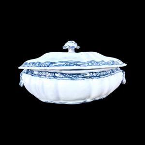 Lobate majolica soup tureen with shell-shaped side handles, floral knob and geometric patterns. Savona manufacture.