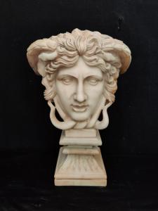 Scultura in marmo di Carrara raffigurante Medusa - H 55 cm