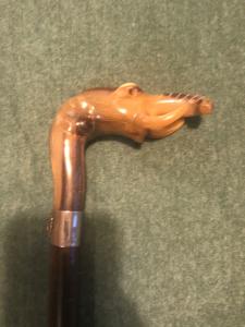 Bastone con pomolo in corno raffigurante testa di elefante,canna composta da dischi di corno su anima flessibile.